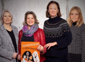 Mettmanns Gleichstellungsbeauftragte Karen Brinker ruft mit Jennie Weingartner, Ulrike Haug und Gabi Förster (v. l.), die im Frauennetzwerk Mettmann engagiert sind, zur Teilnahme am Orange Day auf. Foto: Kreisstadt Mettmann