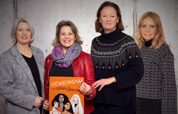 Mettmanns Gleichstellungsbeauftragte Karen Brinker ruft mit Jennie Weingartner, Ulrike Haug und Gabi Förster (v. l.), die im Frauennetzwerk Mettmann engagiert sind, zur Teilnahme am Orange Day auf. Foto: Kreisstadt Mettmann