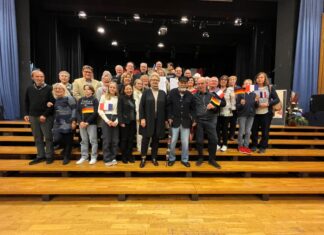 Bürgermeisterin Sandra Pietschmann und Bürgermeister Florian Bercault mit Mitgliedern des Mettmanner und Lavaler Freundeskreises. Foto: Kreisstadt Mettmann