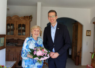 Bürgermeister Christoph Schultz gratulierte Gertrud Wimmer zum hundertsten Geburtstag und überreichte der Erkrather Jubilarin neben einem Strauß Blumen auch regionale Präsente. Foto: Stadt Erkrath