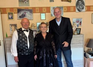 Das Ehepaar Gaspari bekam Besuch von Velberts Bürgermeister Dirk Lukrafka. Foto: Stadt Velbert