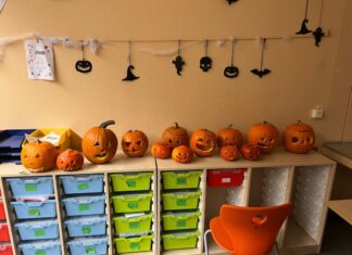 Mit ein wenig Dekoration hatte man in der Schule für Halloween-Stimmung gesorgt. Foto: privat