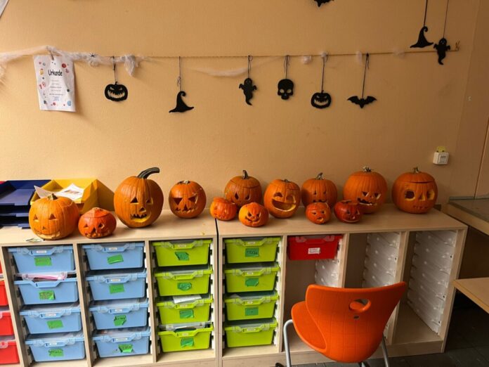 Mit ein wenig Dekoration hatte man in der Schule für Halloween-Stimmung gesorgt. Foto: privat