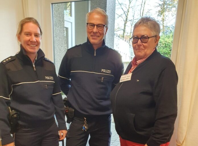 Die Referenten der Veranstaltung: Polizeihauptkommissarin Saskia Pletsch und Roswitha Habig (ASS! Heiligenhaus), mit Polizeihauptkommissar Heinz Keller. Foto: Frauen Union Heiligenhaus