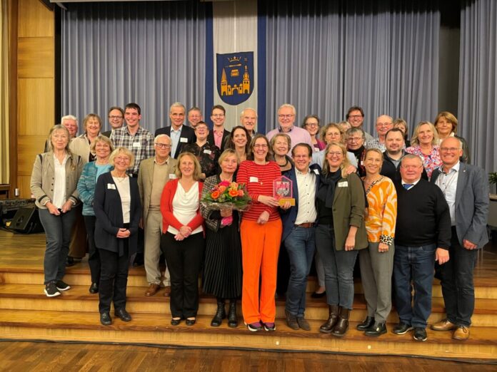 Bürgermeisterin Sandra Pietschmann mit dem Landtagsabgeordneten Martin Sträßer (r.), Mitgliedern des Stadtrates und den Ehrenamtlern, die Freitagabend ebenso im Mittepunkt standen wie die Mitglieder des Freundeskreises der Stadtbibliothek, die mit dem Heimatpreis 2024 ausgezeichnet wurden. Foto: Kreisstadt Mettmann