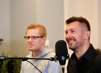 Mark Webers, Leitender Oberarzt der Intensivstation im Helios Klinikum Niederberg in Velbert und Jaques Nehm, stellvertretende Stationsleitung der Intensivstation in der Helios St. Elisabeth Klinik Oberhausen im Podcast. Foto: Helios