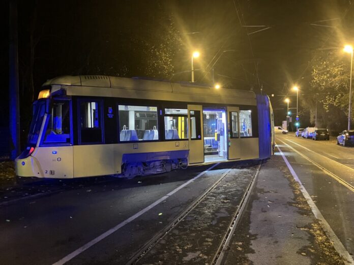 Der hintere Drehkranz ist aus den Gleisen gesprungen. Foto: FW Mülheim an der Ruhr