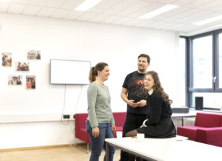 Drei Lehrkräfte des Heinrich-Hertz-Berufskollegs waren an der Umsetzung der Kampagne beteiligt: Alexander Barthe, Kirsten Haberer und Rafaela Mavosiorido. Foto: Bergische Universität Wuppertal