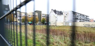 Der Blick durch den Zaun am ehemaligen Hertie-Standort. Foto: Volkmann