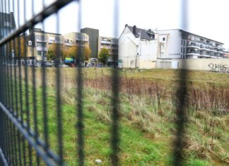 Der Blick durch den Zaun am ehemaligen Hertie-Standort. Foto: Volkmann