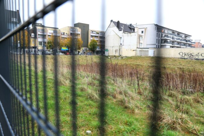 Der Blick durch den Zaun am ehemaligen Hertie-Standort. Foto: Volkmann