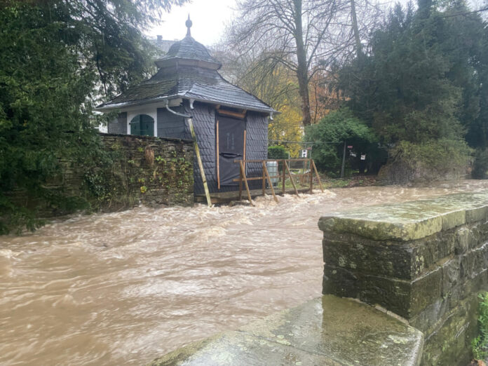 In Langenberg stieg der Wasserpegel deutlich an. Foto: FW Velbert