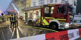 Die Bahnhofstraße blieb für die Dauer des Einsatzes gesperrt. Foto: Feuerwehr Haan