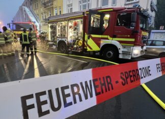 Die Bahnhofstraße blieb für die Dauer des Einsatzes gesperrt. Foto: Feuerwehr Haan