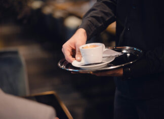 Professionellen Service im Restaurant muss man lernen. Wer das macht, bekommt jetzt 50 Euro mehr Ausbildungsvergütung. Foto: : NGG/Tobias Seifert