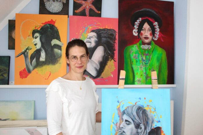 Kristina Kötter malt vor allem Acrylkunstwerke. Foto: Polizei