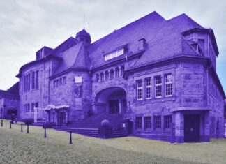Das Historische Bürgerhaus in Langenberg wird in Blau angestrahlt, um ein Zeichen gegen die Todesstrafe zu setzen. Illustration: Mathias Kehren