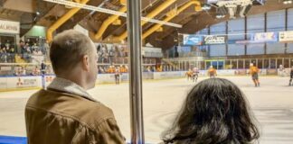 Auf Einladung der Ice Aliens besuchten die Klientinnen und Klienten der Lebenshilfe die Eissporthalle am Sandbach. Foto: Lebenshilfe Kreisvereinigung Mettmann