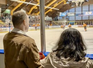 Auf Einladung der Ice Aliens besuchten die Klientinnen und Klienten der Lebenshilfe die Eissporthalle am Sandbach. Foto: Lebenshilfe Kreisvereinigung Mettmann