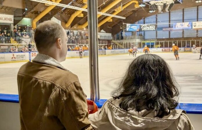 Auf Einladung der Ice Aliens besuchten die Klientinnen und Klienten der Lebenshilfe die Eissporthalle am Sandbach. Foto: Lebenshilfe Kreisvereinigung Mettmann