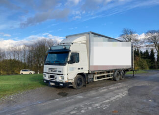 Der Lkw wurde als nicht verkehrssicher eingestuft, was die sofortige Erlöschung der Betriebserlaubnis zur Folge hatte. Foto: Polizei