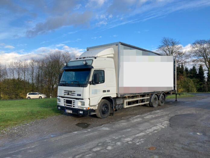 Der Lkw wurde als nicht verkehrssicher eingestuft, was die sofortige Erlöschung der Betriebserlaubnis zur Folge hatte. Foto: Polizei