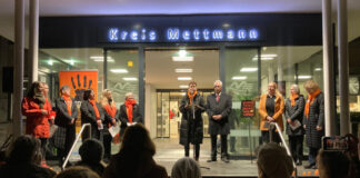 Vor dem Kreishaus in Mettmann kamen die Engagierten zusammen. Foto: Stadt Erkrath
