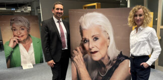 Thomas Meuser, Gebietsdirektor der Kreissparkasse Düsseldorf, und Fotografin Desirée Buchwald eröffnen die Ausstellung in Heiligenhaus. Foto: Sparkasse