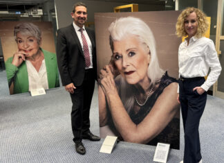Thomas Meuser, Gebietsdirektor der Kreissparkasse Düsseldorf, und Fotografin Desirée Buchwald eröffnen die Ausstellung in Heiligenhaus. Foto: Sparkasse