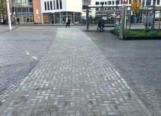 Der zweite Weg aus Betonsteinpflaster auf dem Jubiläumsplatz ist fertig. Foto: Kreisstadt Mettmann