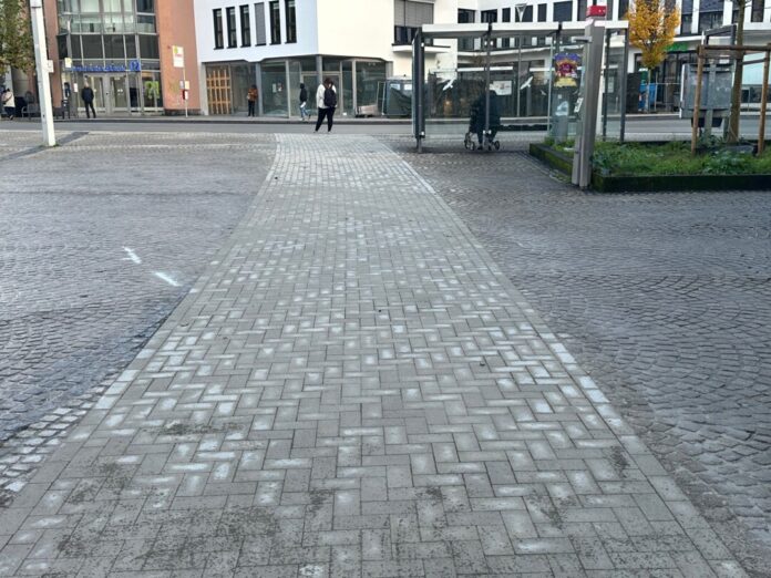 Der zweite Weg aus Betonsteinpflaster auf dem Jubiläumsplatz ist fertig. Foto: Kreisstadt Mettmann