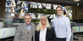 Rheinbahn-Vorstand Michael Richarz, die Leiterin der Leitstelle, Doris Mills, und Stefan Ribic, Abteilungsleiter Elektronische Systeme, freuen sich über die moderne neue Betriebsleitstelle. Foto: Rheinbahn