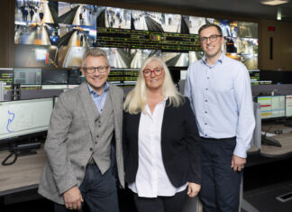 Rheinbahn-Vorstand Michael Richarz, die Leiterin der Leitstelle, Doris Mills, und Stefan Ribic, Abteilungsleiter Elektronische Systeme, freuen sich über die moderne neue Betriebsleitstelle. Foto: Rheinbahn