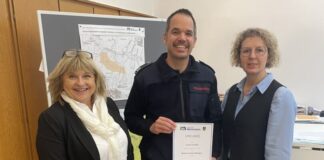 Bürgermeisterin Sandra Pietschmann und Erste Beigeordnete Veronika Traumann haben Carsten Günther die Urkunde zum Brandschutzbeauftragten der Stadtverwaltung übergeben. Foto: Kreisstadt Mettmann