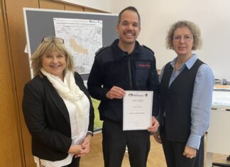 Bürgermeisterin Sandra Pietschmann und Erste Beigeordnete Veronika Traumann haben Carsten Günther die Urkunde zum Brandschutzbeauftragten der Stadtverwaltung übergeben. Foto: Kreisstadt Mettmann