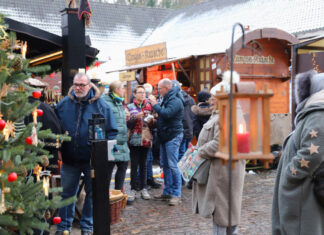 Am Schloss Hardenberg in Neviges findet auch dieses Jahr der mittelalterliche Weihnachtsmarkt statt. Foto: Volkmann