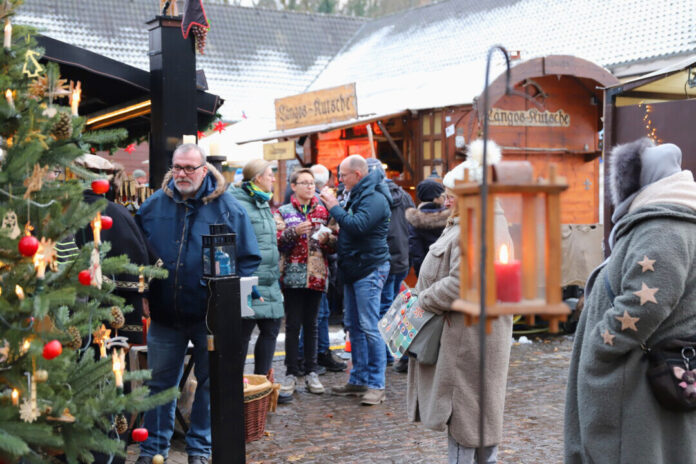 Am Schloss Hardenberg in Neviges findet auch dieses Jahr der mittelalterliche Weihnachtsmarkt statt. Foto: Volkmann