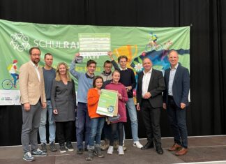 Vertreterinnen und Vertreter der Schule, Sandra Ernst (Schuldezernentin der Stadt Velbert), Staatssekretär Viktor Haase (Ministerium für Umwelt, Naturschutz und Verkehr des Landes Nordrhein-Westfalen), Norbert Reinkober (Geschäftsführer des Verkehrsverbundes Rhein-Sieg) und Christoph Overs (Leiter der Geschäftsstelle des Zukunftsnetz Mobilität NRW). Foto: Stadt Velbert