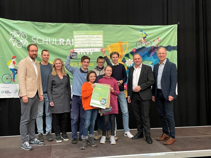 Vertreterinnen und Vertreter der Schule, Sandra Ernst (Schuldezernentin der Stadt Velbert), Staatssekretär Viktor Haase (Ministerium für Umwelt, Naturschutz und Verkehr des Landes Nordrhein-Westfalen), Norbert Reinkober (Geschäftsführer des Verkehrsverbundes Rhein-Sieg) und Christoph Overs (Leiter der Geschäftsstelle des Zukunftsnetz Mobilität NRW). Foto: Stadt Velbert