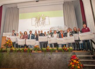 Einsatz für krebskranke Kinder: Die Tour der Hoffnung beendet mit einer Jahresabschlussfeier die 41. Saison. 25 Begünstigte erhalten Spendengelder in Höhe von 1,32 Millionen Euro zur Betreuung der Patientinnen und Patienten, deren Angehörigen oder auch der Forschungsarbeit. Die Schecks sind im mittelhessischen Heuchelheim übergeben worden. Foto: Tour der Hoffnung / Christian Schell