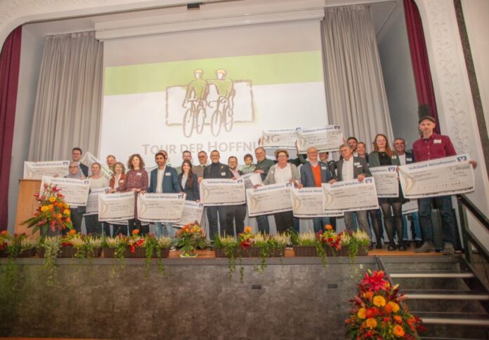 Einsatz für krebskranke Kinder: Die Tour der Hoffnung beendet mit einer Jahresabschlussfeier die 41. Saison. 25 Begünstigte erhalten Spendengelder in Höhe von 1,32 Millionen Euro zur Betreuung der Patientinnen und Patienten, deren Angehörigen oder auch der Forschungsarbeit. Die Schecks sind im mittelhessischen Heuchelheim übergeben worden. Foto: Tour der Hoffnung / Christian Schell