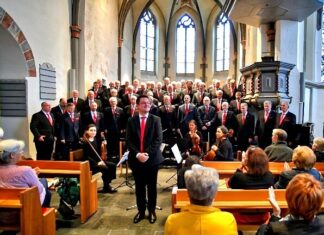 Der MGV Sängerkreis Wülfrath mit der Männer-Chorgemeinschaft Velbert bei einem gemeinsamen Chorkonzert im vergangenen Jahr in der Stadtkirche. Archivfoto: Chor