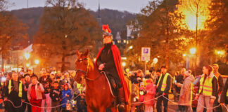 Ross und Reiterin führten den leuchtenden Zug durch Langenberg an. Foto: Volkmann