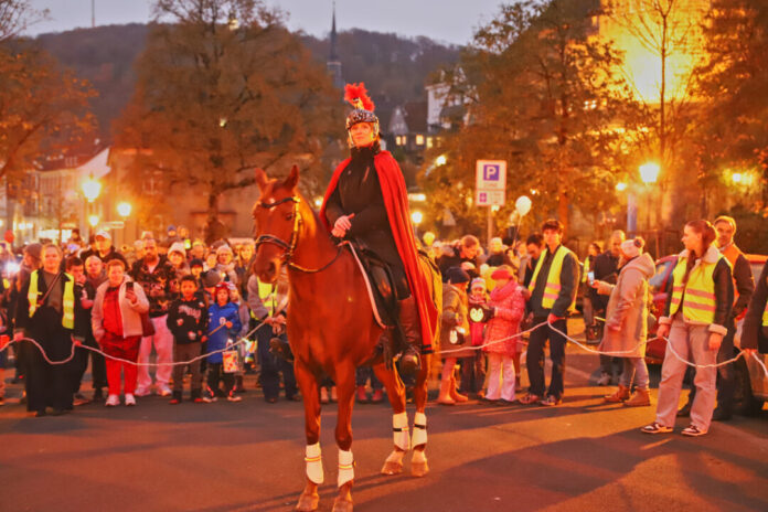 Ross und Reiterin führten den leuchtenden Zug durch Langenberg an. Foto: Volkmann