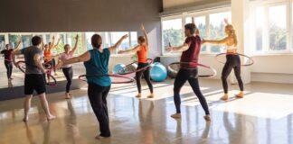 Hula-Hoop-Fitness für Einsteiger gibt es an der Volkshochschule in Essen. Foto: R. Classen/Shutterstock/VHS Essen