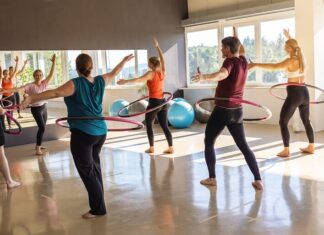 Hula-Hoop-Fitness für Einsteiger gibt es an der Volkshochschule in Essen. Foto: R. Classen/Shutterstock/VHS Essen