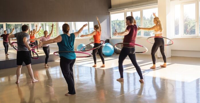 Hula-Hoop-Fitness für Einsteiger gibt es an der Volkshochschule in Essen. Foto: R. Classen/Shutterstock/VHS Essen