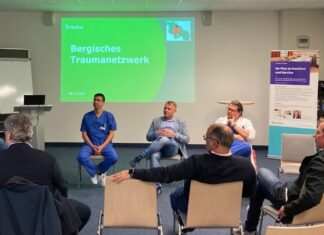 Dr. med. Roberto Perzes, Oberarzt der Klinik für Orthopädie, Unfallchirurgie und Sporttraumatologie, Dr. Peter Riess, Chefarzt der Klinik für Orthopädie, Unfallchirurgie und Sporttraumatologie und Dr. med. Ingo Wallert, Chefarzt der Zentralen Notaufnahme/Ärztlicher Direktor des Helios Klinikums Niederberg im Gespräch. Foto: Helios-Klinikum