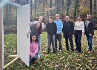 Die Tür als Kunstobjekt - Nisa Aksu, Aliah Stamm, Marie Schröer, Philipp Wedernikov und Norwin Kirchner (alle vom Projektkurs "Darstellen und Gestalten") mit Volksbank-Marketingleiter Thomas Alexander, Kunstlehrerin Laura Grönig und Kurator Marcus Käbe. Foto: privat