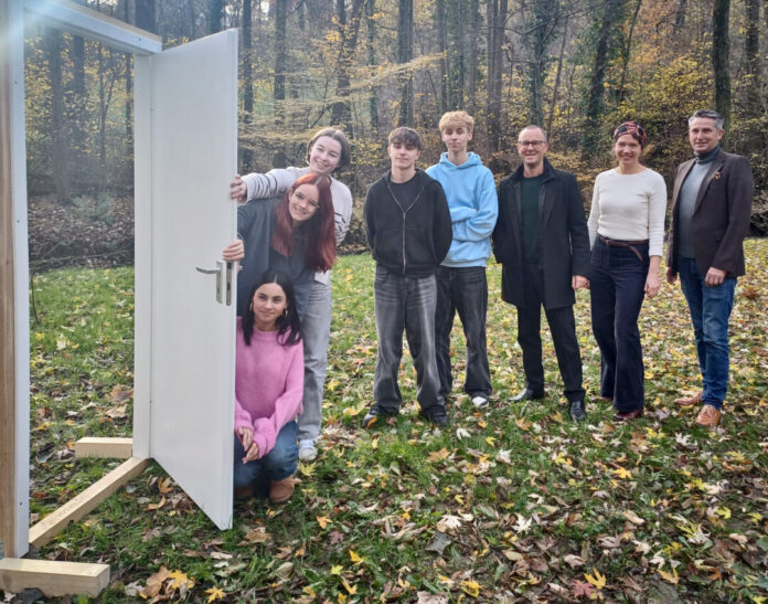 Tueren_Gymnasium_Langenberg Die Tür als Kunstobjekt - Nisa Aksu, Aliah Stamm, Marie Schröer, Philipp Wedernikov und Norwin Kirchner (alle vom Projektkurs "Darstellen und Gestalten") mit Volksbank-Marketingleiter Thomas Alexander, Kunstlehrerin Laura Grönig und Kurator Marcus Käbe. Foto: privat